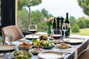 Se sirven desayunos y cenas; cocina turca; con vista al mar