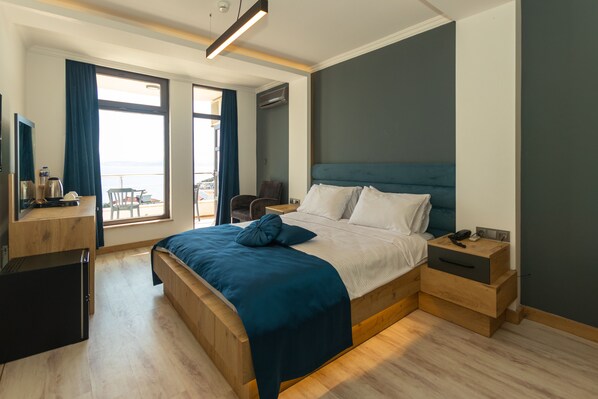 Habitación clásica, 1 cama doble, vistas al mar | Ropa de cama de alta calidad, colchones viscoelásticos, minibar