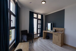 Ropa de cama de alta calidad, colchones con efecto memoria y minibar 