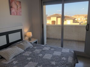 1 slaapkamer, een strijkplank/strijkijzer, beddengoed