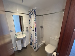 Bathtub, towels