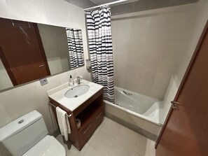 Bathtub, towels