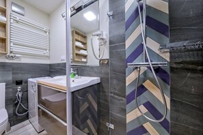 تجهيزات دش، مجففات شعر، مناشف، صابون