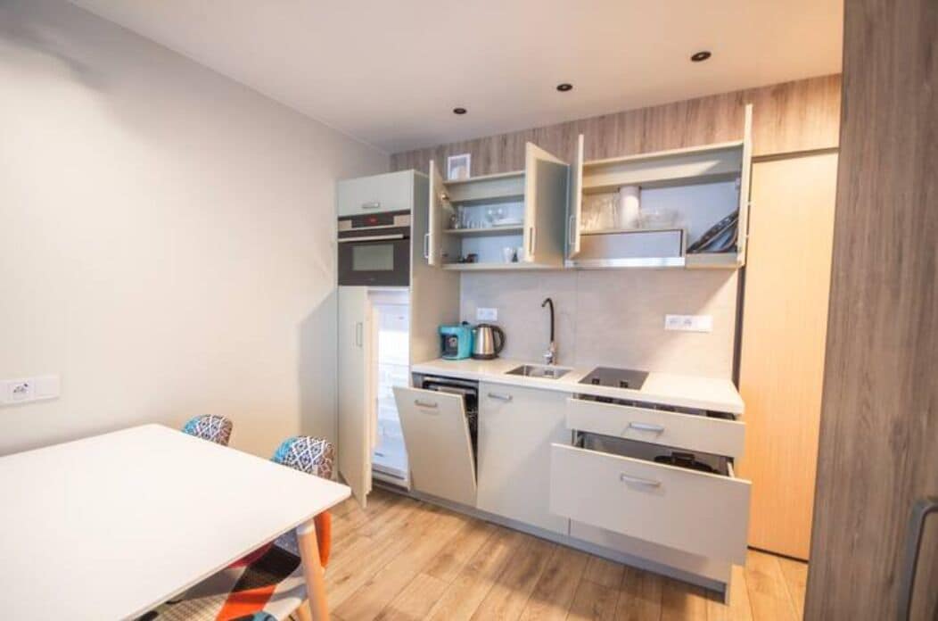 Fridge, oven, dishwasher, coffee/tea maker