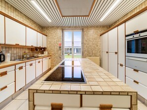 Een koelkast, een magnetron, een oven, een koffiezetapparaat/waterkoker