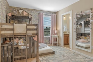 5 chambres, fer et planche à repasser, lit de bébé portatif