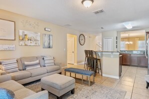 Smart-TV, Videospiele, Tischfußball, Tischtennisplatte