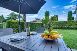 Outdoor dining - Apartment by Lake Garda near Gardaland (Lazise)