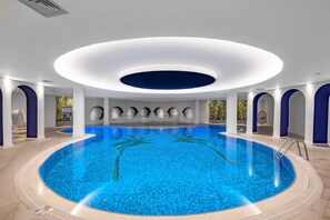 Indoor pool, seasonal outdoor pool, pool umbrellas, pool loungers - Utopia Beach Club (Alanya)