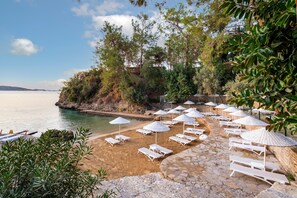 Plage, chaises longues, parasols, serviettes de plage