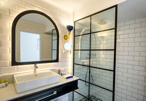 Shower, free toiletries, hair dryer, slippers - Utopia Beach Club (Alanya)
