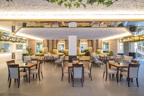 5 bares/lounges, bar ao lado da piscina