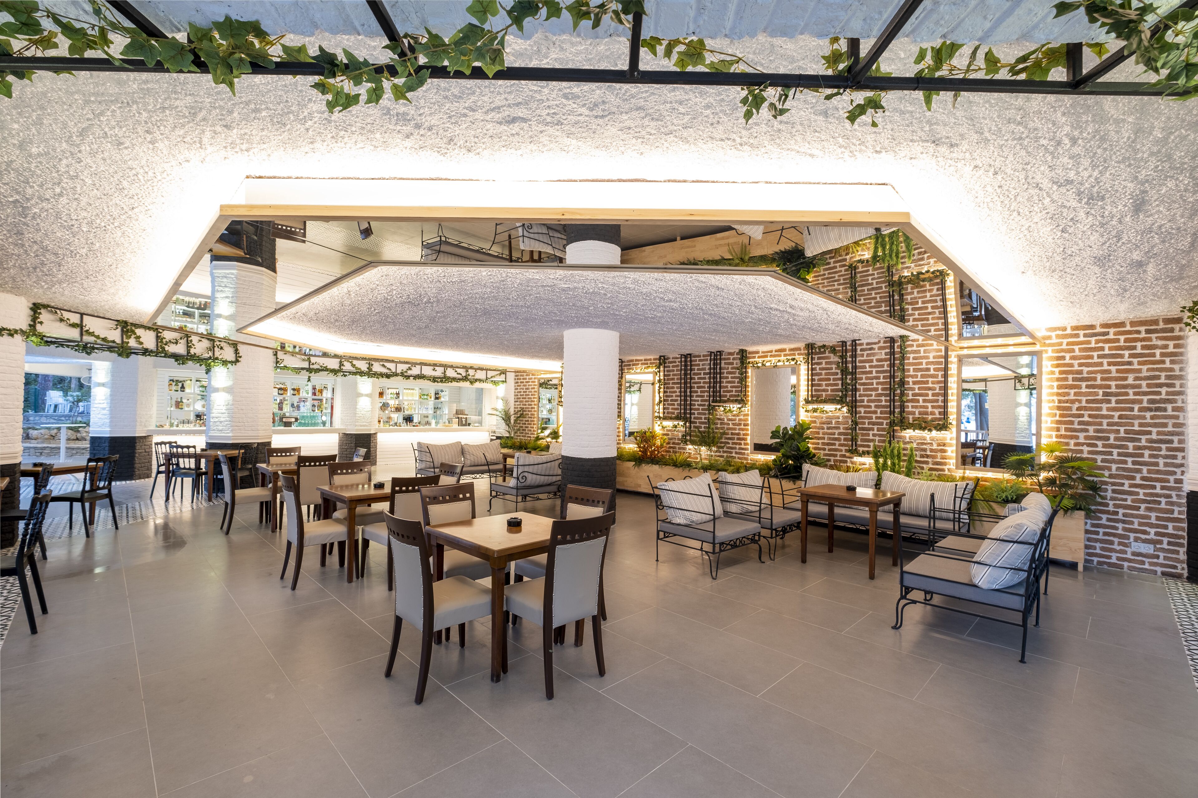 5 개의 바/라운지, 풀사이드 바