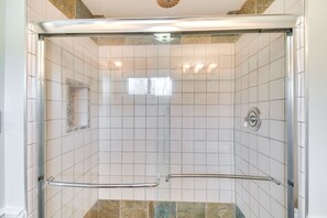 Kostenlose Toilettenartikel, Haartrockner, Handtücher
