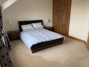 5 عدّة غرف نوم ومكواة/لوح كي وسرير سفر وواي فاي مجانًا