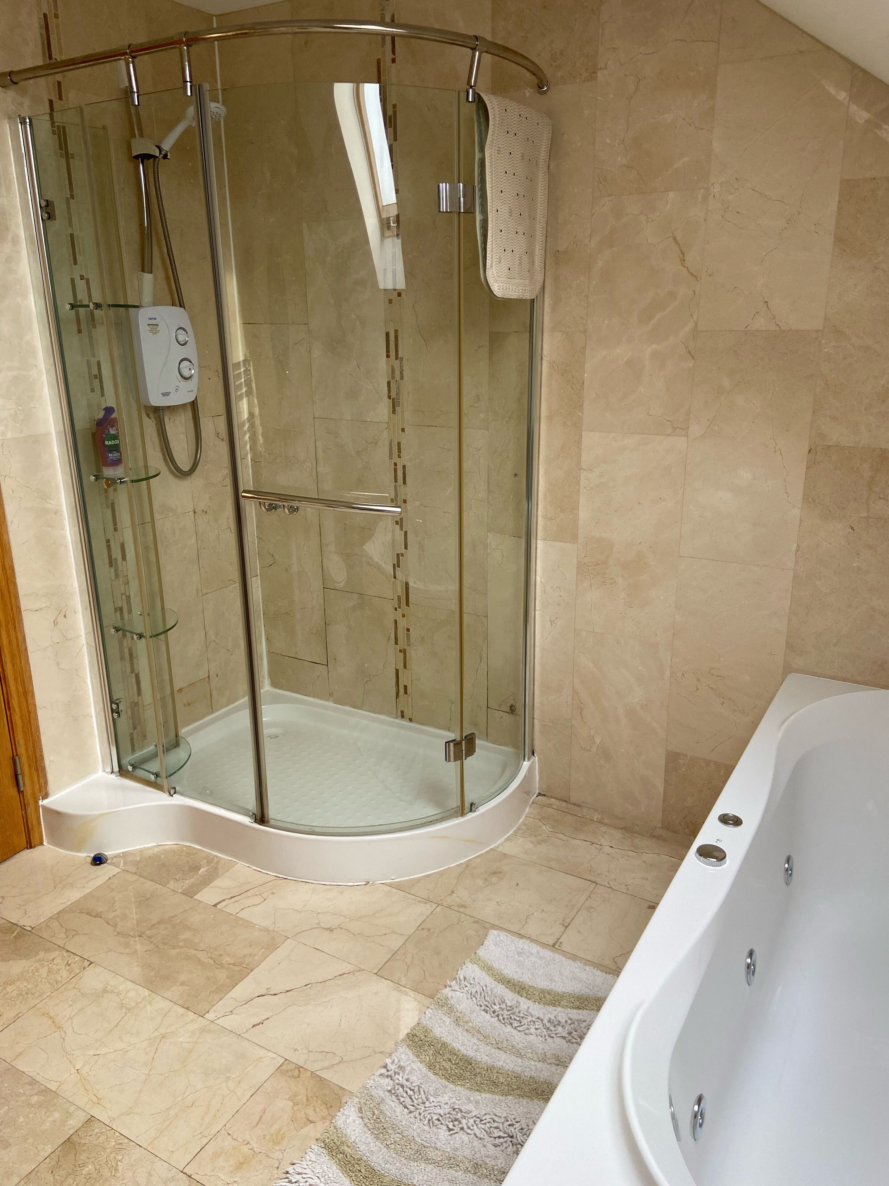 Douche, baignoire à jets, sèche-cheveux, serviettes fournies
