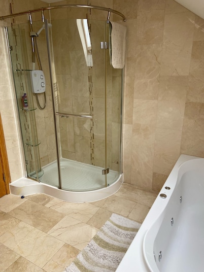 Very spacious, comfortable house sleeps 10 Tullow South East Ireland