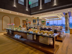Bữa sáng buffet hàng ngày với phụ phí nhỏ