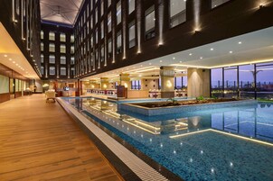 供应早餐、午餐和晚餐