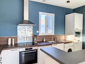 Microwave, oven, dishwasher, coffee/tea maker