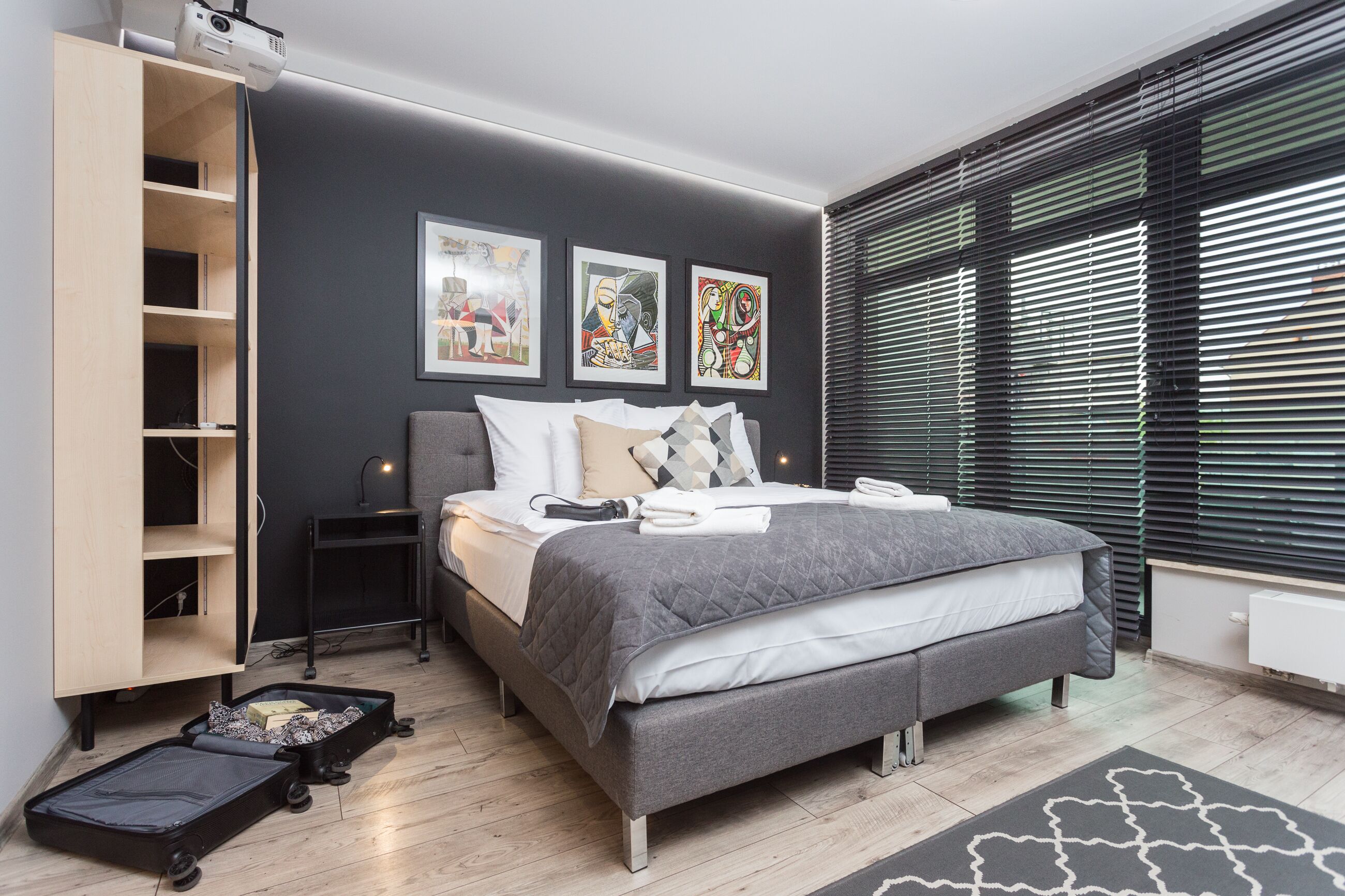 Tabla de planchar con plancha, wifi gratis y ropa de cama 