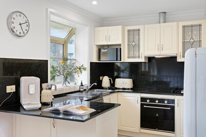 outstanding escarpment and valley views, close to lookouts and bushwalks
