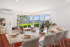 Dining - outstanding escarpment and valley views, close to lookouts and bushwalks (Katoomba)