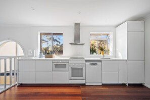 Fridge, microwave, oven, stovetop - outstanding escarpment and valley views, close to lookouts and bushwalks (Katoomba)