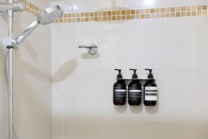 Combined shower/tub, hair dryer, towels, soap - outstanding escarpment and valley views, close to lookouts and bushwalks (Katoomba)