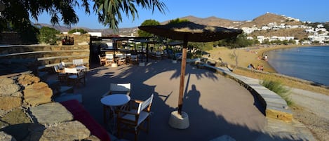 Serviço de café da manhã e almoço, vistas para a praia