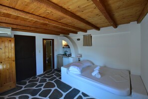 Economy Studio | In-room safe, free WiFi, bed sheets - Petra Holiday Village (Ios)
