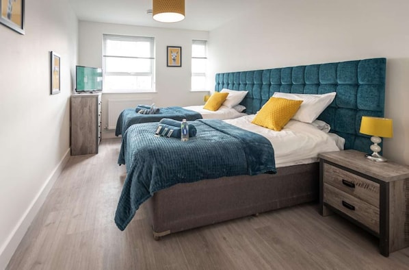 3 habitaciones, tabla de planchar con plancha y cuna de viaje 