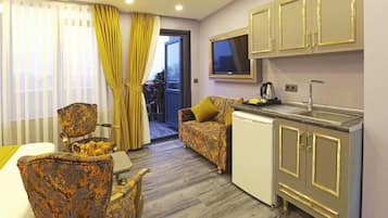 Luxury Triple Room | 1 bedroom, Egyptian cotton sheets, premium bedding, down duvets