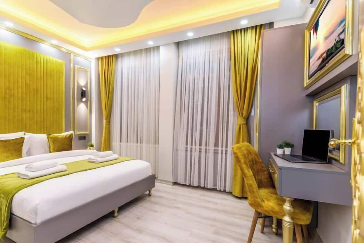 1 bedroom, Egyptian cotton sheets, premium bedding, down comforters