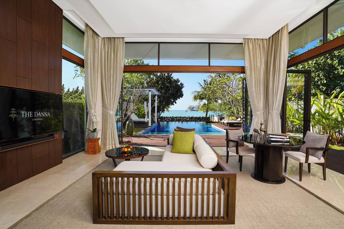 Villa, eigener Pool (Princess Beach) | Wohnzimmer | Bücher