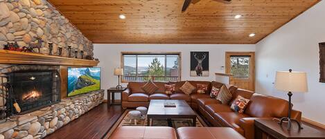 Una televisión, una chimenea, videojuegos