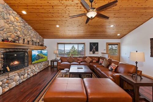 Luxury Castle Glen Home! HOT TUB! PET FRIENDLY! Central A/C! Mountain Views! Theater Room! Fully Fenced Back Yard! 2 Game Rooms!