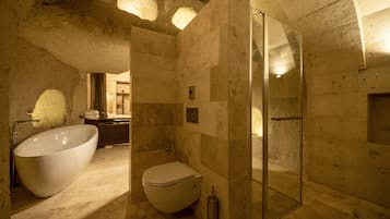 King Suit With Bathtub | Salle de bain | Douche, douche à « effet pluie », articles de toilette gratuits