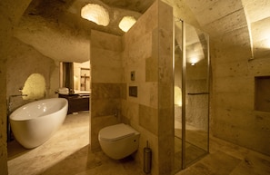 King Suit With Bathtub | Salle de bain | Douche, douche cascade, articles de toilette (gratuits)