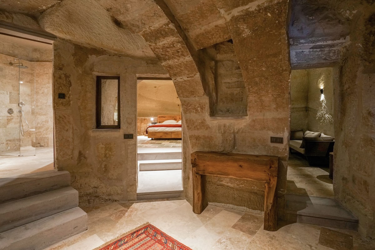 king suite | minibar, in-room safe, soundproofing, iron/ironing board