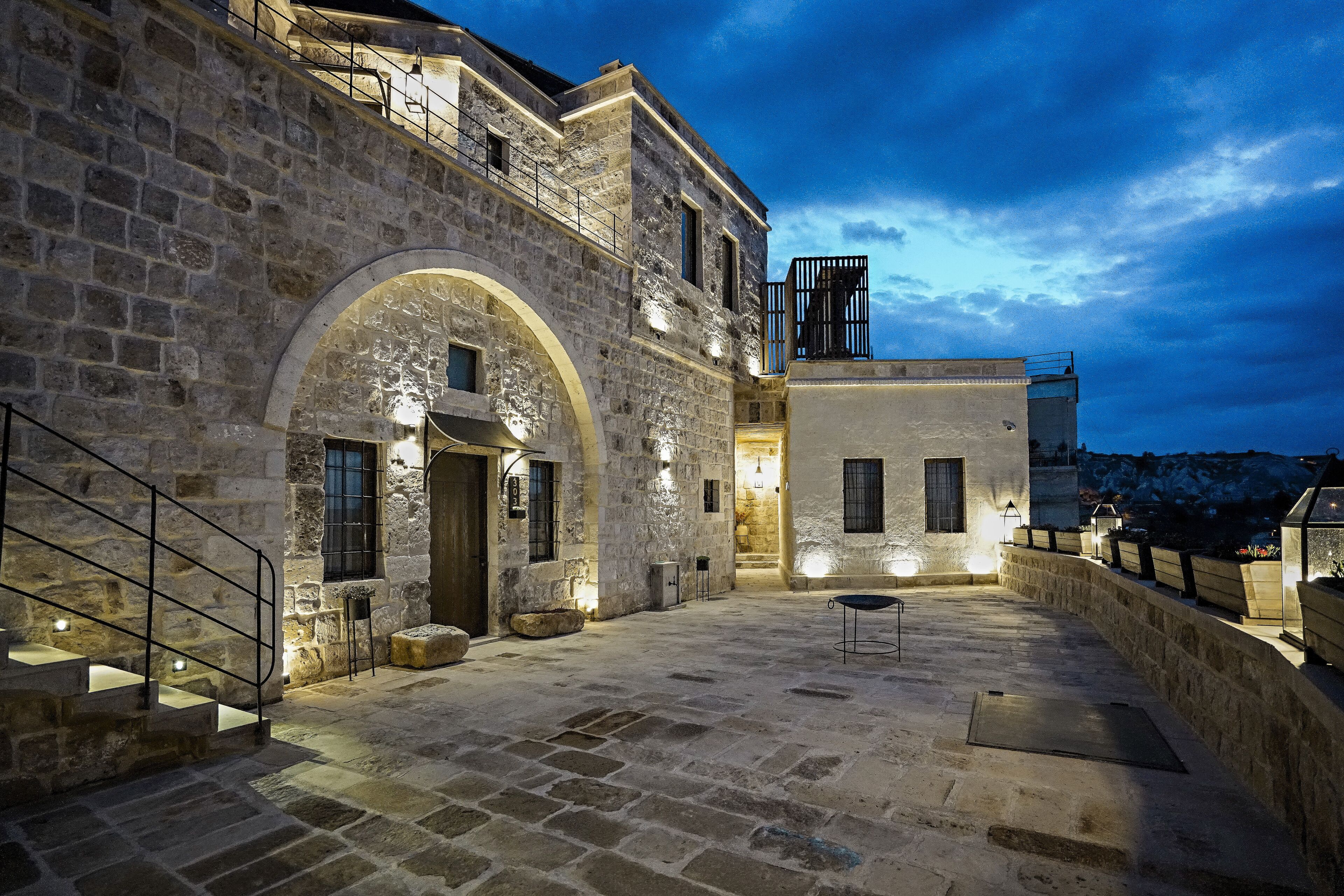 Fachada da propriedade à noite