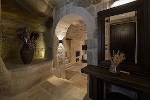 Superior Suite | Minibaari, tallelokero huoneessa, äänieristys, silitysrauta/-lauta