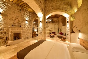 Castle Suite with Fireplace | 미니바, 객실 내 금고, 방음 설비, 다리미/다리미판