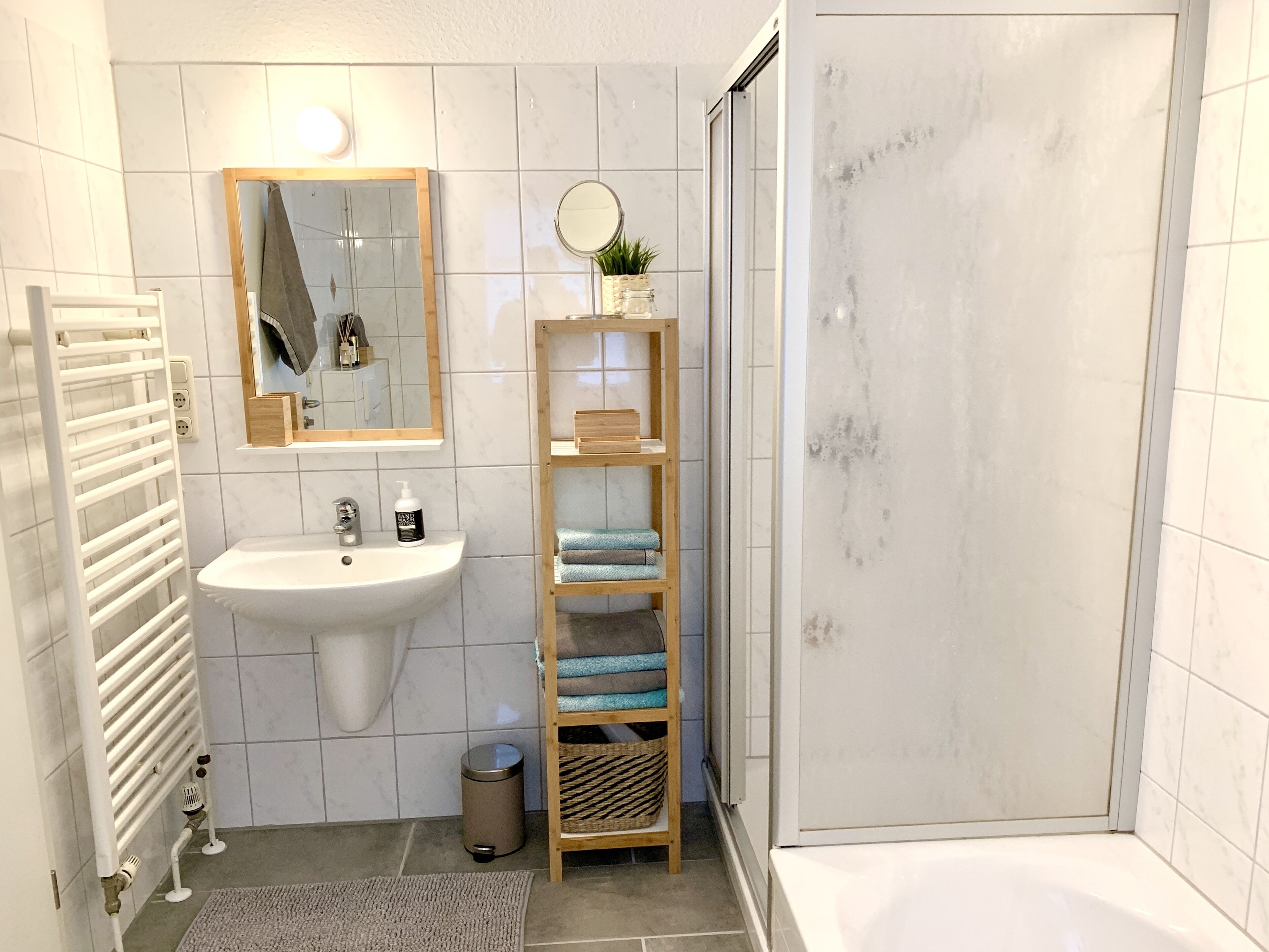 Badewanne, Haartrockner, Handtücher, Seife