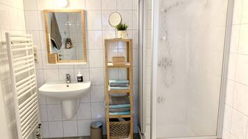 Badewanne, Haartrockner, Handtücher, Seife