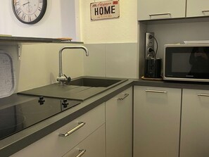 Réfrigérateur, micro-ondes, plaque de cuisson, cafetière/bouilloire