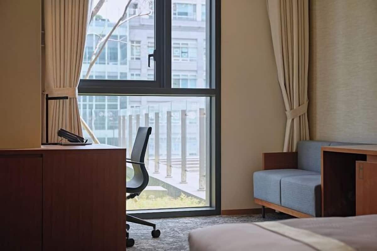 1 bedroom, in-room safe, desk, laptop workspace