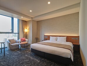 In-room safe, desk, laptop workspace, blackout curtains - Roynet Hotel Seoul Mapo (Seoul)