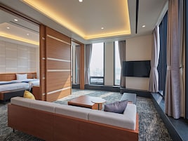 Royal Suit Room | In-room safe, desk, laptop workspace, blackout drapes