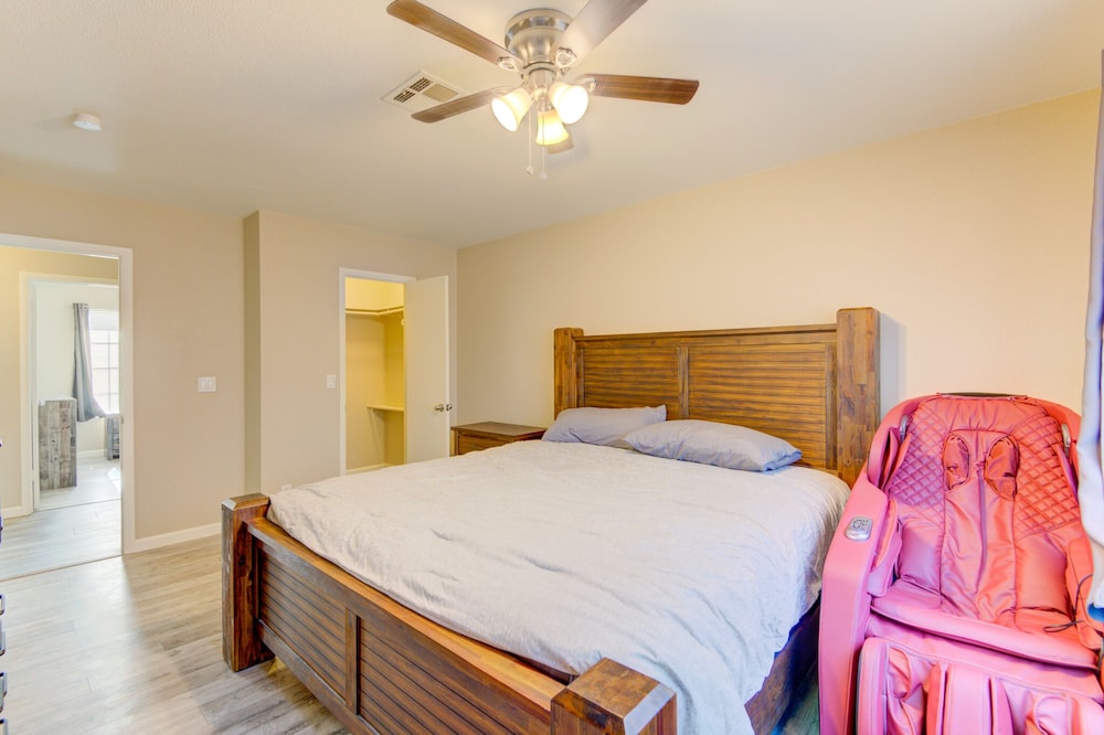 King Size Bed! Massage Chair! Ev Charger~~overhead Shower!15 Minutes From Strip! - Las Vegas, NV